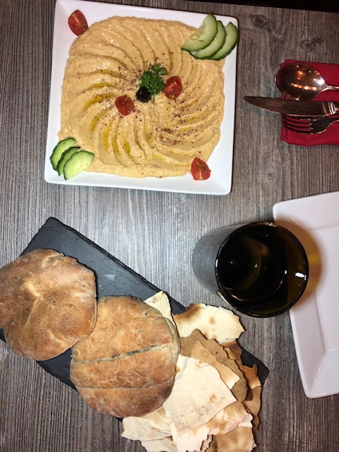 The amazing hummus and bread at Gundis